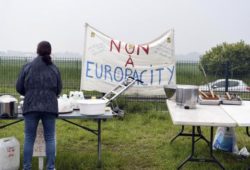 Une femme hostile au projet Europacity à Gonesse (Val-d'Oise), le 19 mai 2019.