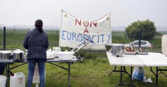 Une femme hostile au projet Europacity à Gonesse (Val-d'Oise), le 19 mai 2019.
