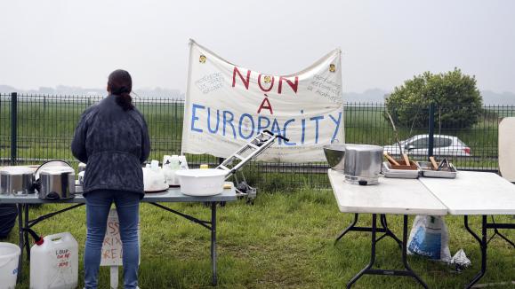 Une femme hostile au projet Europacity à Gonesse (Val-d'Oise), le 19 mai 2019.