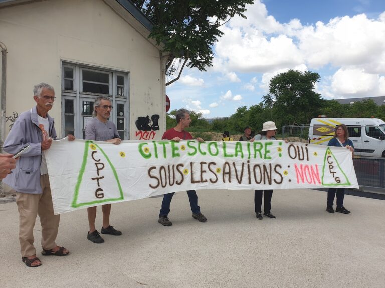 cptg banderolle cite scolaire oui sous les avions non 30pc